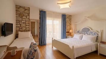 Standard Triple Room | Hypo-allergenic bedding, free WiFi, bed sheets