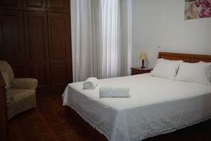 3 bedrooms, iron/ironing board, WiFi, bed sheets - Your Home in Madeira (Funchal)
