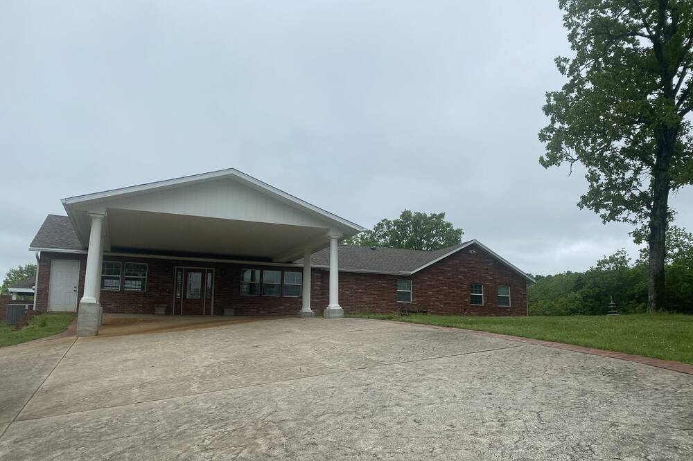 The House on the Hill - Blue Clouds Ozarks Resort