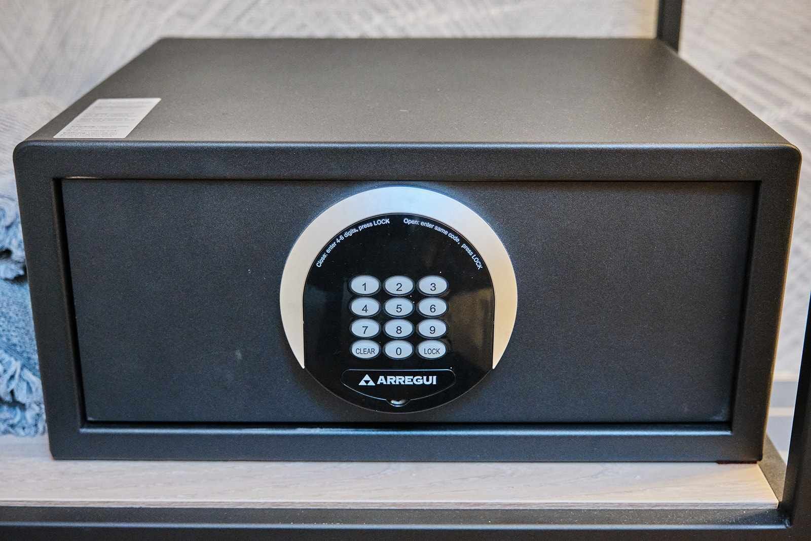 Ein schwarzer Safe mit Tastatur und dem Schriftzug 'ARREGUI'.