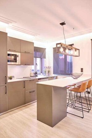 Een koelkast, een microgolfoven, een oven, een vaatwasser