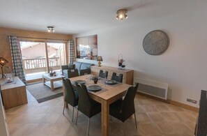 Dining - 350m from ski slopes, 1st floor, view panoramic, swimming pool, balcony, parking, tv, ski locker (Villard-sur-Doron)