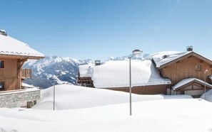 Exterior - 350m from shops, 1st floor, view panoramic, swimming pool, balcony, parking, tv, ski locker, 60m² (Villard-sur-Doron)