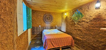 Habitación tradicional doble | Baño | Ducha, cabezal de ducha tipo lluvia, toallas y jabón