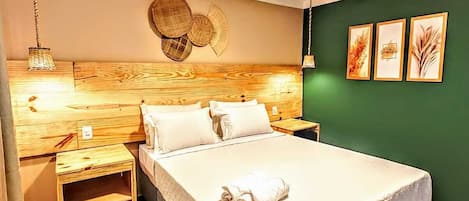 Habitación doble superior | Ropa de cama de alta calidad, decoración personalizada y escritorio