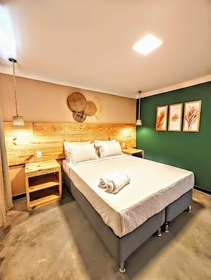 Quarto casal superior | Roupas de cama premium, individualmente decorados, escrivaninha