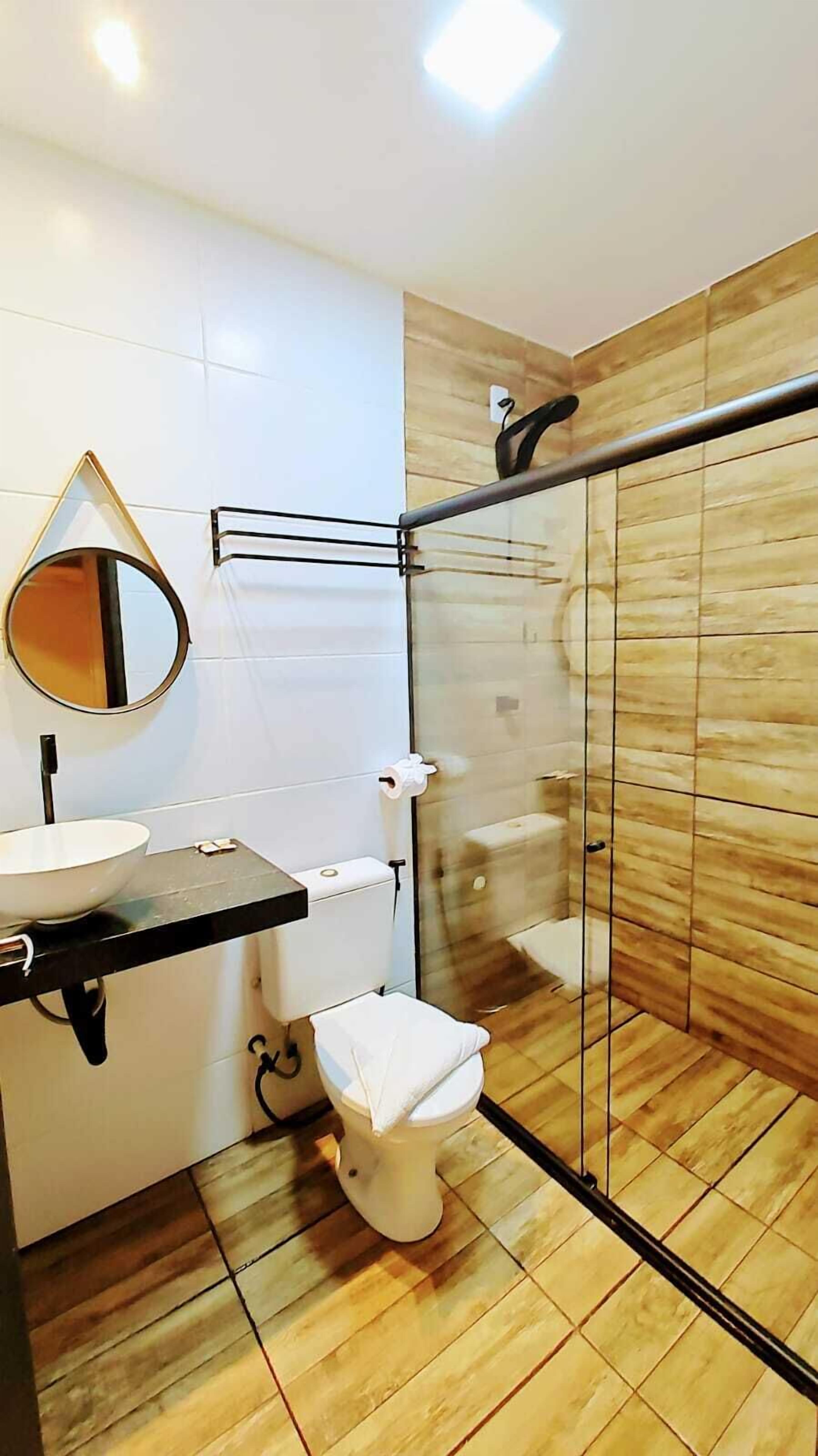 Ducha, cabezal de ducha tipo lluvia, toallas y jabón