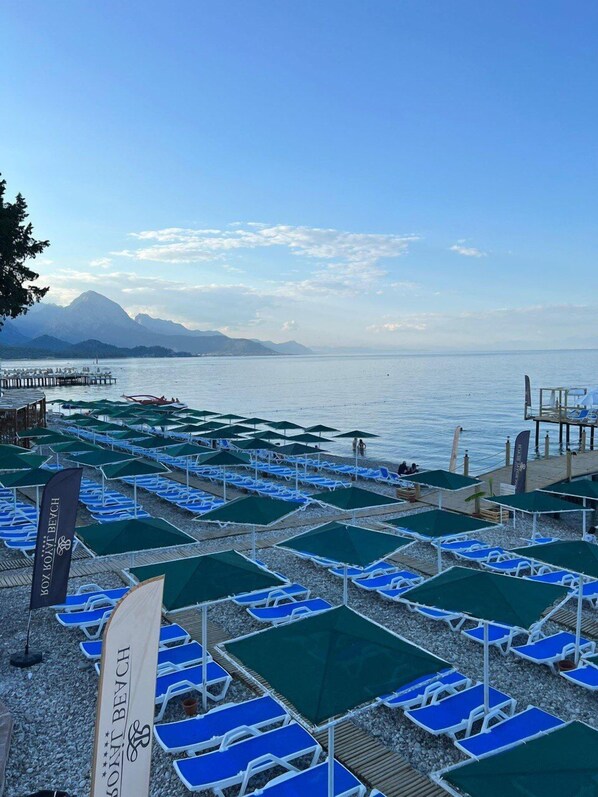 Private beach nearby, black sand, free beach cabanas, sun loungers - Barby Butik Otel (Kemer)