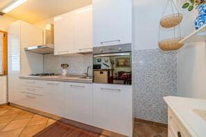 Apartment | Eigene Küche | Kühlschrank, Mikrowelle, Ofen, Herdplatte
