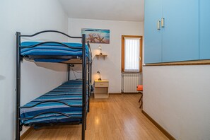Apartment | 3 bedrooms, iron/ironing board, free WiFi, bed sheets