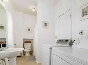 Regadera, toallas, papel de baño 