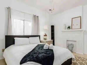 2 habitaciones, escritorio, tabla de planchar con plancha y wifi gratis 
