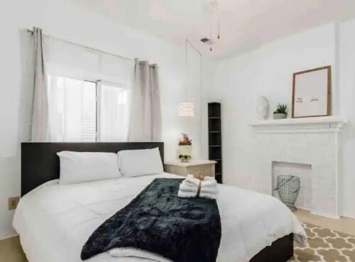 H Boutique 2 bedroom walk directly into to nightlife. Next to Convention center