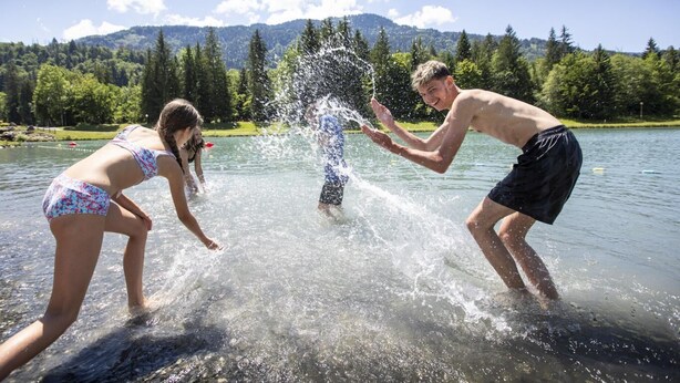 Three people playing in a lake with a forest and mountains in the background. - Wifi, swimming pool, terrace, balcony, tv, ski locker, 34-44m², Samoëns (Samoëns)