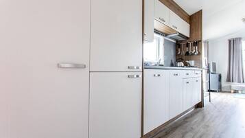 Een koelkast, een magnetron, een vaatwasser