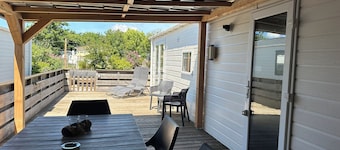 We would like to invite you to visit us in Sint Maarten for a wonderful beach holiday by the sea. After a day at the beach or a nice walk through the dunes, it is wonderful to come home to this 4-person chalet.