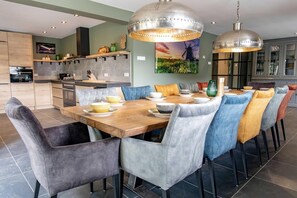 Dining - Villa aan 't Wiel is a large villa near the sea, with 6 bedrooms and space for up to 12 people. The villa is ideal for a wonderful holiday with family and friends. (Sint Maarten)