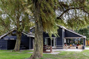 Terrace/patio - Villa aan 't Wiel is a large villa near the sea, with 6 bedrooms and space for up to 12 people. The villa is ideal for a wonderful holiday with family and friends. (Sint Maarten)