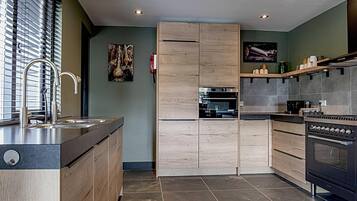 Een koelkast, een magnetron, een oven, een kookplaat