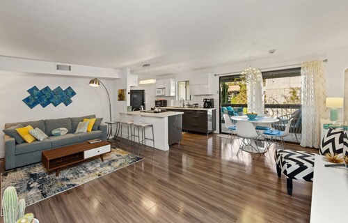 Come stay in your Palm Springs retreat today!