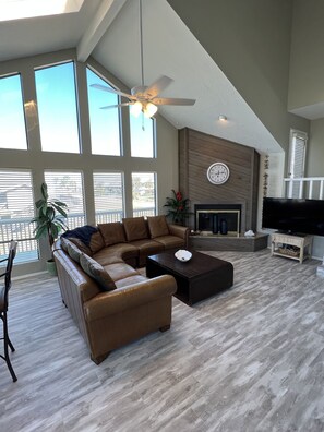 Living area - Canal Home 4/3.5 Centrally Located!!! (Galveston)