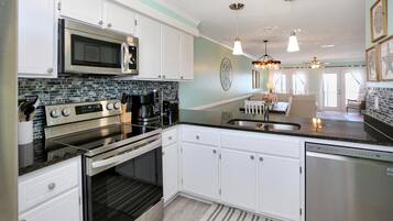 House, Multiple Beds (Edgewater Retreat) | Private kitchen