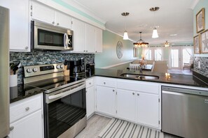 Townhome, Multiple Beds (Edgewater Retreat) | Private kitchen