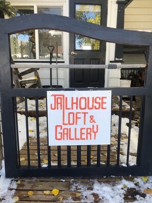 Ein Tor mit einem Schild, auf dem 'JALHOUSE LOFT & GALLERY' steht.