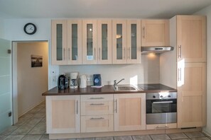 Kühlschrank, Mikrowelle, Ofen, Wasserkocher mit Kaffee-/Teezubehör