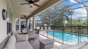 Outdoor dining - Luxury Pool Villa, sleeps 14, 5 mins to Disney, Games Room, gated resort (Kissimmee)