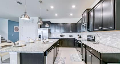 Beautiful Pool Villa, near Disney, gated resort, sleeps 22, games room.