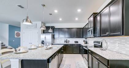 Windsor Island Dream - gated resort with all amenities, large & spacious luxury private pool/jacuzzi