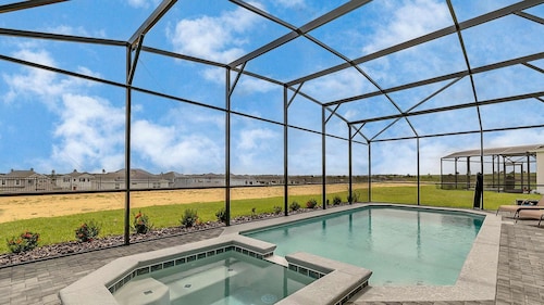 Beautiful Pool Villa, near Disney, gated resort, sleeps 22, games room.