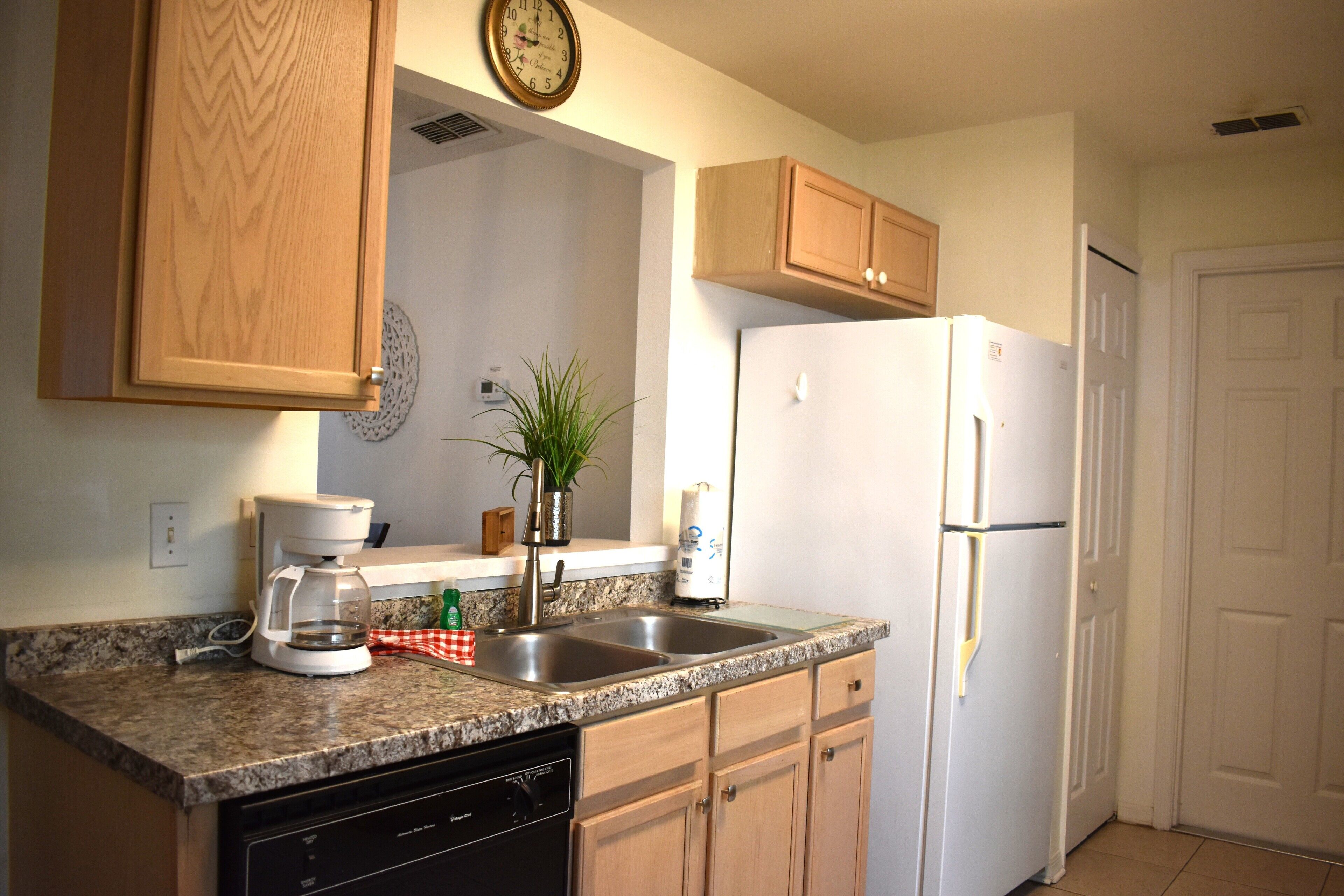 ثلاجة، ميكروويف، فرن، موقد طهي مسطح