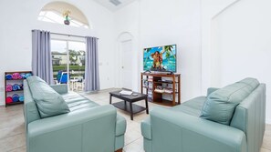 Fernseher, Tischfußball, Bücher, Stereoanlage