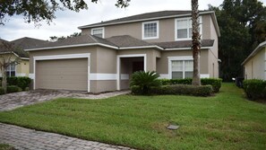 Exterior - Family pool home on gated community, private pool & jacuzzi, grill, games room. (Kissimmee)