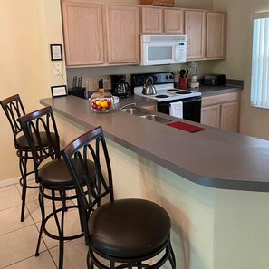 Réfrigérateur, surface de cuisson, lave-vaisselle, cafetière-théière