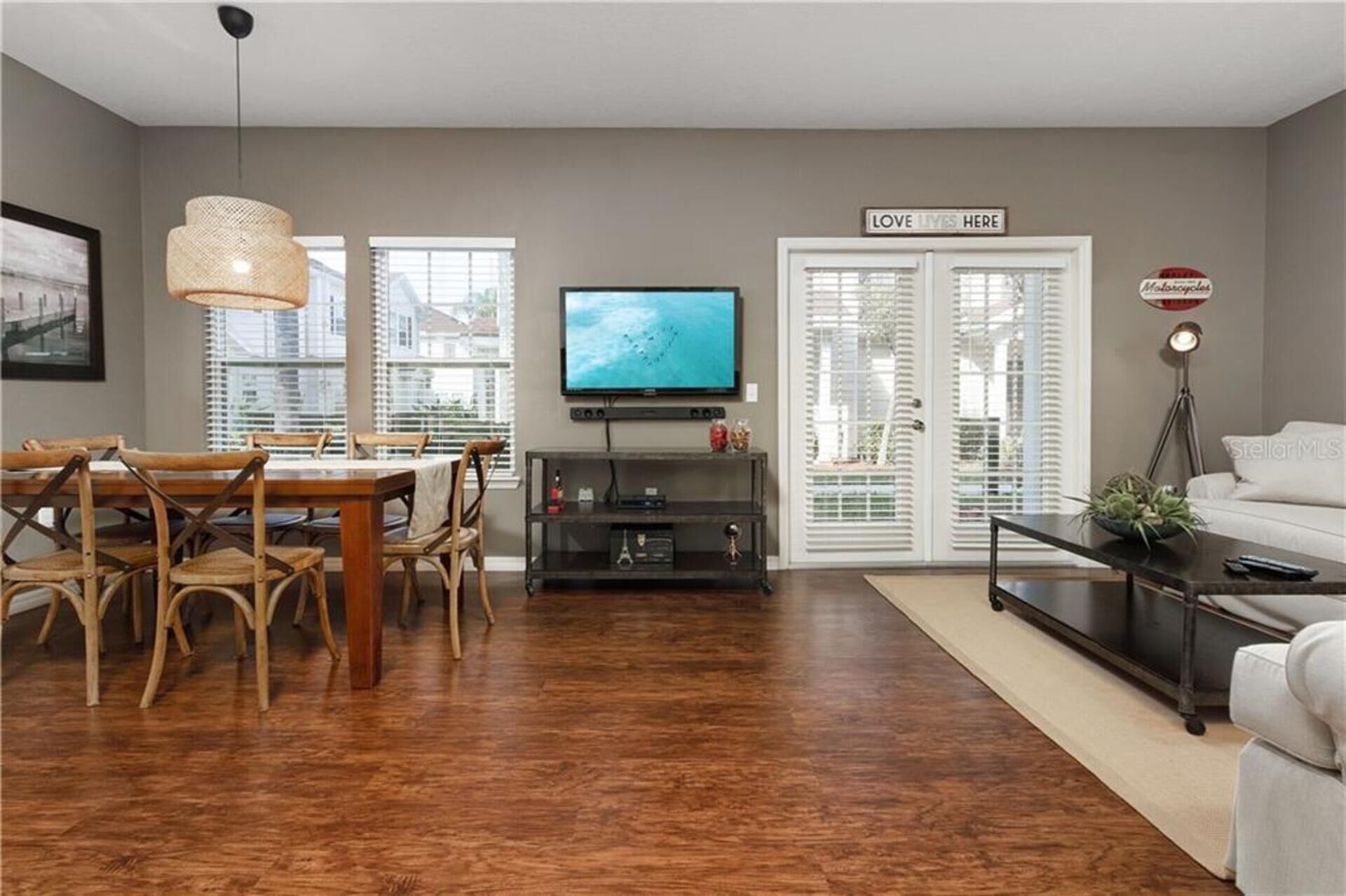 Smart-TV, Tischfußball, Bücher