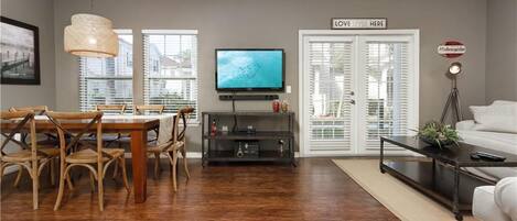 Smart-TV, Tischfußball, Bücher