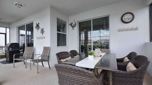 Unclassified image, 4 of 32, button