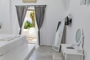 Premium bedding, free minibar, individually decorated - Golden Star Praxitelous (Aegina)