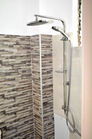 Chambre Supérieure | Salle de bain | Douche, douche à « effet pluie », articles de toilette gratuits