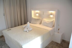 Premium bedding, free minibar, individually decorated - Golden Star Praxitelous (Aegina)