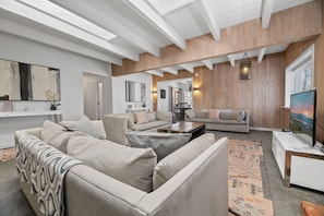 Smart TV, fireplace - Primrose Chalet - Luxurious Cabin at the Base of Bear Mountain! (Big Bear Lake)
