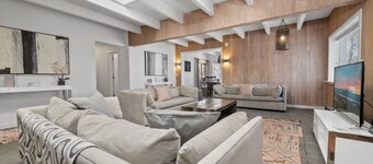 Primrose Chalet - Luxurious Cabin at the Base of Bear Mountain!