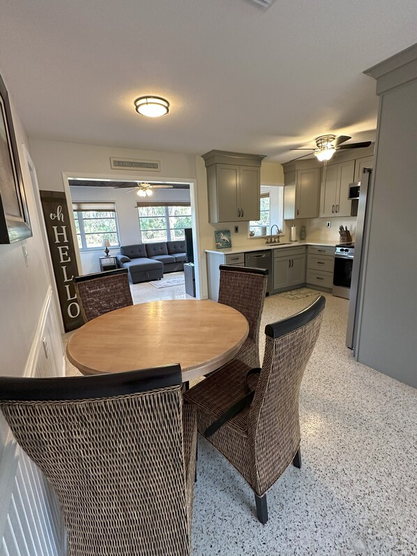 Dining - Cozy Home large Yard , Pets OK , Room for boats , Boat Ramp, Great Location !! (Crystal River)