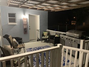 Terrace/patio - Cozy Home large Yard , Pets OK , Room for boats , Boat Ramp, Great Location !! (Crystal River)