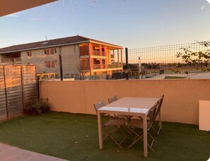 تناول الطعام بالخارج