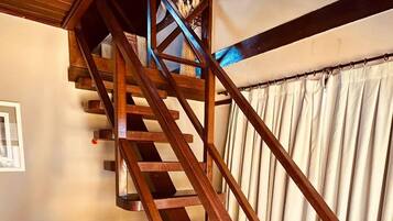Suíte Luxo Mezanino 1 | Cofres nos quartos, individualmente decorados