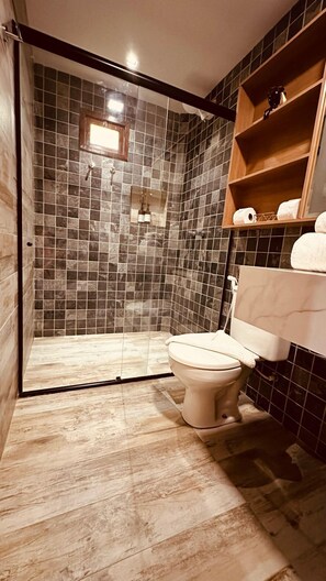 SUITE LUXO TERREA 3 | Banheiro | Chuveiro, produtos de toalete grátis, secador de cabelo 